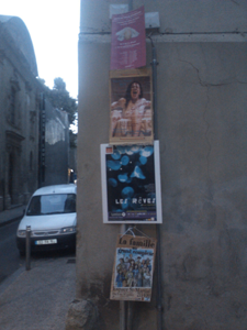 Affiche dans les rues d'Avignon